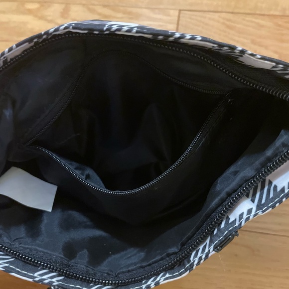 Betsey Johnson makeup bag/wristlet - Picture 4 of 7